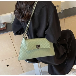 Detailansicht der hellgrünen Stepptasche mit Metallverschluss und Kettenriemen-Element