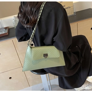 Detail der hellgrünen Stepptasche mit Metalldrehverschluss und Kettenriemen