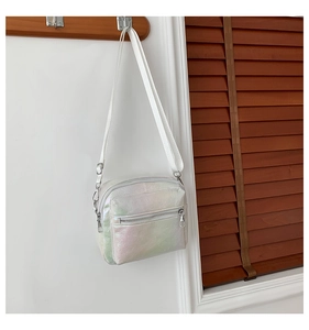Detalle del bolso bandolera blanco holográfico con cremalleras dobles y correa de tela
