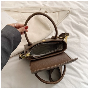 Vue de dessus montrant l'intérieur spacieux et le cuir grainé marron du sac à main