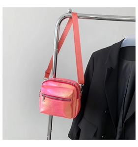 Detalle de bandolera láser rosa naranja con correa ajustable y bolsillo frontal con cremallera