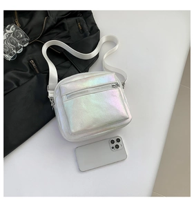 Detalle del bolso bandolera mini láser plateado con bolsillo y correa blanca