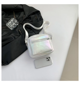 Detalle de cerca del bolso bandolera blanco perlado con bolsillo de cremallera metálica