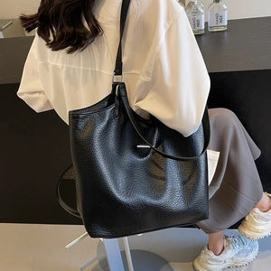 Classic black pebbled leather tote bag for women with large capacity and shoulder strap