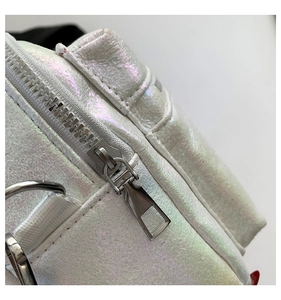 Detalle del bolso de cuero PU blanco perlado con cremallera y anilla D de metal plateado
