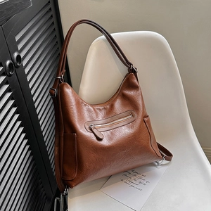 Borsa a spalla marrone in similpelle a grana con tasca zip e tracolla larga