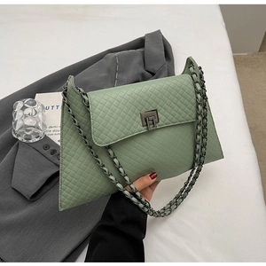 Detailansicht der hellgrünen Stepptasche mit Metallkette und Drehverschluss-Verschluss