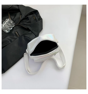 Detalle del bolso bandolera plateado iridiscente con correa blanca y forro interior negro