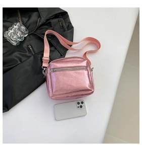 Vista superior del bolso bandolera rosa metalizado con correa ajustable y cremallera