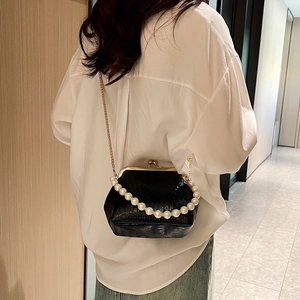 Sac à main plissé noir élégant avec grande poignée en perles et bandoulière dorée