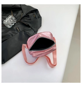 Bolso bandolera rosa metalizado con acabado brillante y cierre de cremallera en fondo blanco