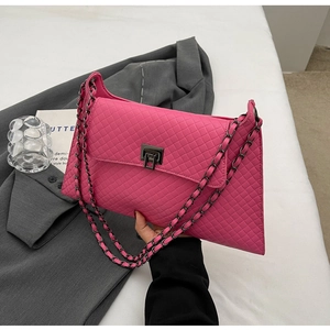 Detail der rosaroten Web-Tote-Tasche mit dunkler Kette und Drehverschluss-Design