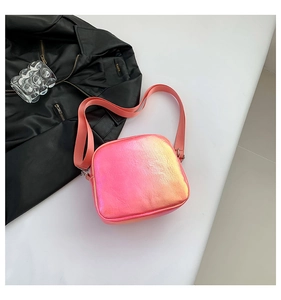 Bolso bandolera iridiscente con degradado colorido y correa de tela ancha ajustable