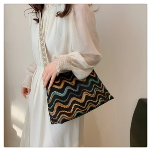 Détail du sac bohème en laine avec broderie vagues colorées et large bandoulière ethnique