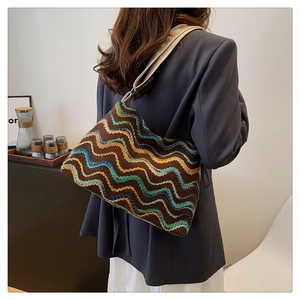 Détail du sac seau en tricot bohème avec motifs ondulés et bandoulière en jacquard