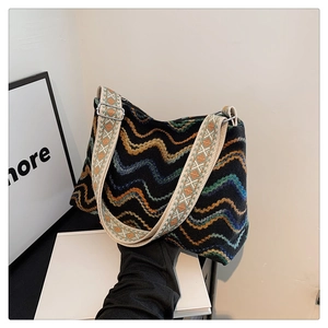 Détail d'un sac cabas tissé bohème aux motifs de vagues colorées et bandoulière jacquard