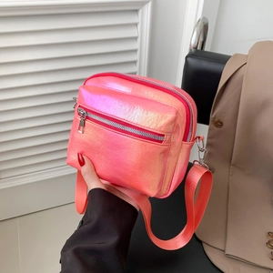 Bolso bandolera rosa iridiscente con correa ancha ajustable para estilo informal