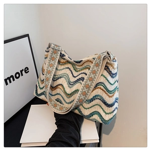 Détail du sac bohème en tricot avec motifs de vagues colorés et bandoulière brodée