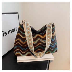 Détail du sac bohème en laine avec motifs ondulés et bandoulière tissée jacquard