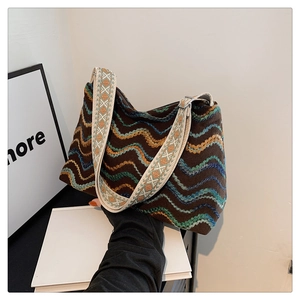 Détails d'un sac bohème en laine avec motifs vagues colorés et bandoulière géométrique