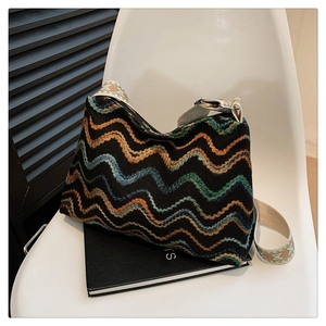 Vue détaillée du sac seau en laine bohème avec broderie ondulée et large bandoulière