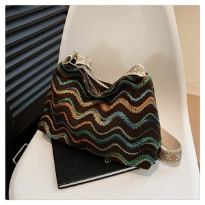 Vue détaillée du sac bohème en laine tricotée avec motifs de vagues colorés et bandoulière