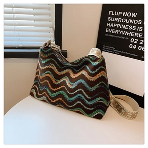 Détail d'un sac bohème en laine avec broderie vagues et bandoulière tissée rétro chic