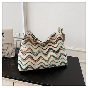 Détails du sac seau bohème en laine avec motifs à vagues colorés et boucles en métal