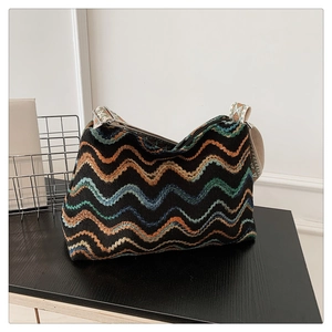 Détail de la texture tissée bohème multicolore et de la bandoulière large en jacquard