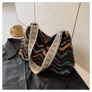 Détail du sac bohème en laine avec des vagues colorées et une bandoulière brodée
