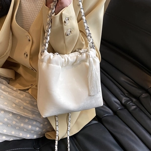 Nahaufnahme der weißen Cloud-Beuteltasche mit Kettenriemen und langen Fransen-Details
