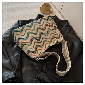 Détail du sac bohème en laine avec broderie ondulée et bandoulière large géométrique