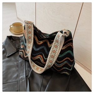 Détail du sac bohème en laine avec motifs ondulés et large bandoulière brodée élégante