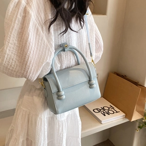 Sac à bandoulière en similicuir bleu clair avec poignées nouées et détails dorés