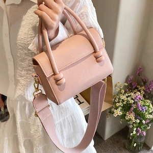 Sac à main rose pour femme en cuir texturé avec détails de nœuds et large bandoulière