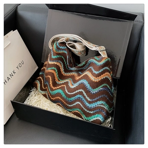 Détail du sac en laine bohème avec broderie et bandoulière jacquard en boîte cadeau