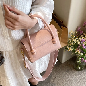 Sac bandoulière rose texture litchi avec large bandoulière et poignée à nœud boule