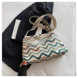 Vue détaillée du motif bohème coloré et de la bandoulière tissée ajustable du sac