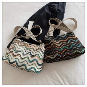 Vue détaillée des sacs en maille bohème à motifs vagues avec bandoulières ethniques