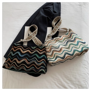 Détail de sacs bohèmes en laine avec motifs zigzag et bandoulières brodées ethniques