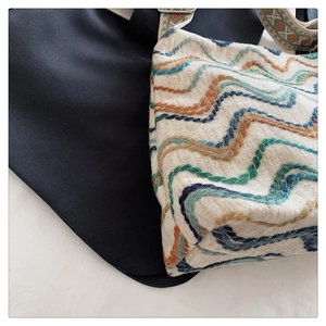 Détail du sac bandoulière en laine bohème avec motifs de broderie à vagues colorées
