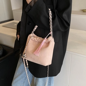 Detail der rosa Bucket Bag mit Falten, langen Quasten und Metallketten-Schultergurt