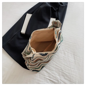 Détail du sac bandoulière ethnique tissé montrant l'intérieur spacieux et la broderie