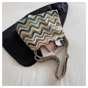 Vue détaillée du sac seau en laine tissée avec motifs ondulés et bandoulière jacquard