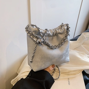 Detailansicht der silbernen Beuteltasche mit Plissee-Metalleffekt und Kettenschultergurt