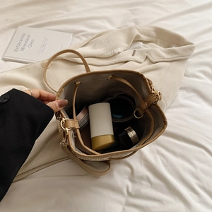 Vue de dessus du sac seau en paille montrant sa grande capacité pour les cosmétiques