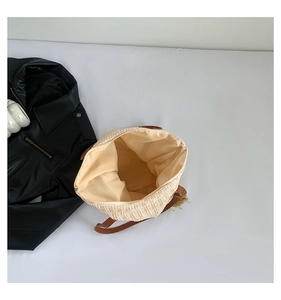 Vue de dessus du sac en paille tressée avec doublure en tissu, fermeture éclair et anses