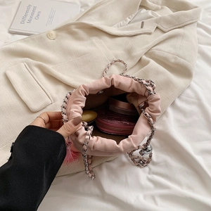 Innenansicht der rosa Kordelzug-Beuteltasche mit Silberkette und kleinen Utensilien