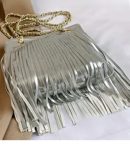 Gros plan du sac à bandoulière argenté avec franges métalliques et chaînes dorées