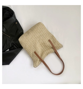 Vue de dessus d'un grand sac cabas en paille avec anses en similicuir brun et fermeture éclair